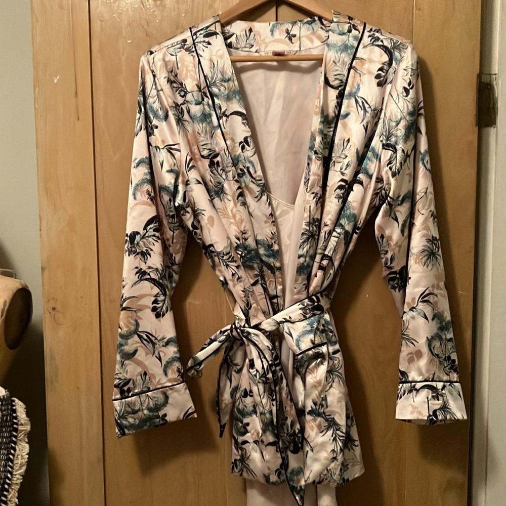 Victoria’s Secrets robe nwot